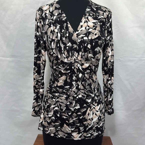 Spring Floral V-Neck - Picture 2 of 7